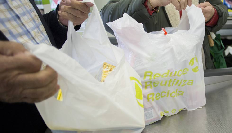 Las bolsas de plástico dejarán de ser gratuitas desde julio